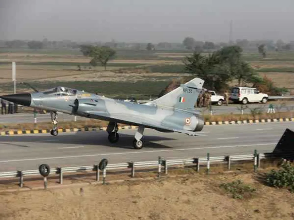  IAF jets touch down on Agra-Lucknow Expressway on its opening