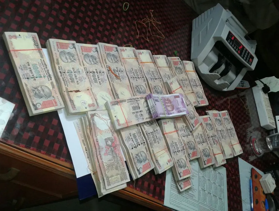  Rs 27 lakh demonetized notes seized from a car in Odisha capital