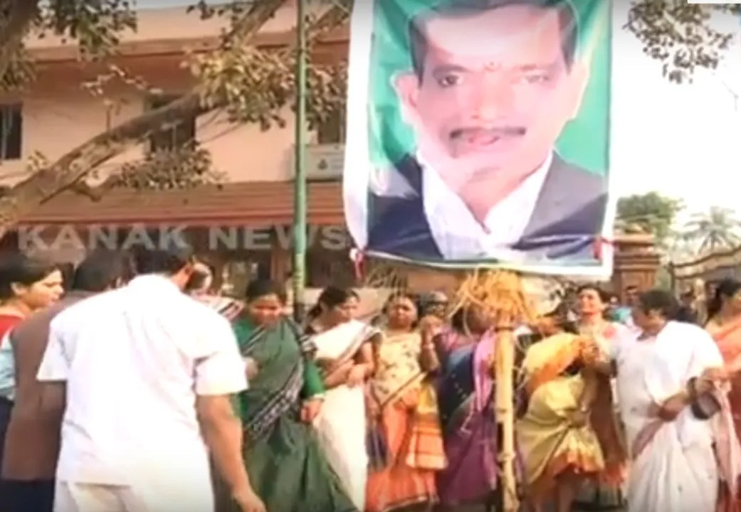  Rishi death: Odisha Congress holds demonstration before BMC office