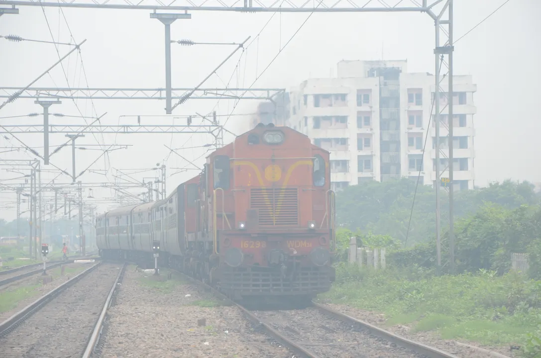  Dense fog blankets Odisha; ECoR instructs Loco Pilots to reduce train speed