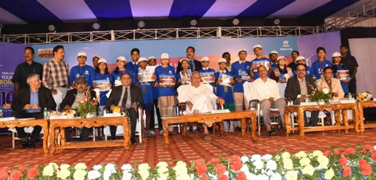  Odisha CM felicitates 20 budding astronomers of YATS