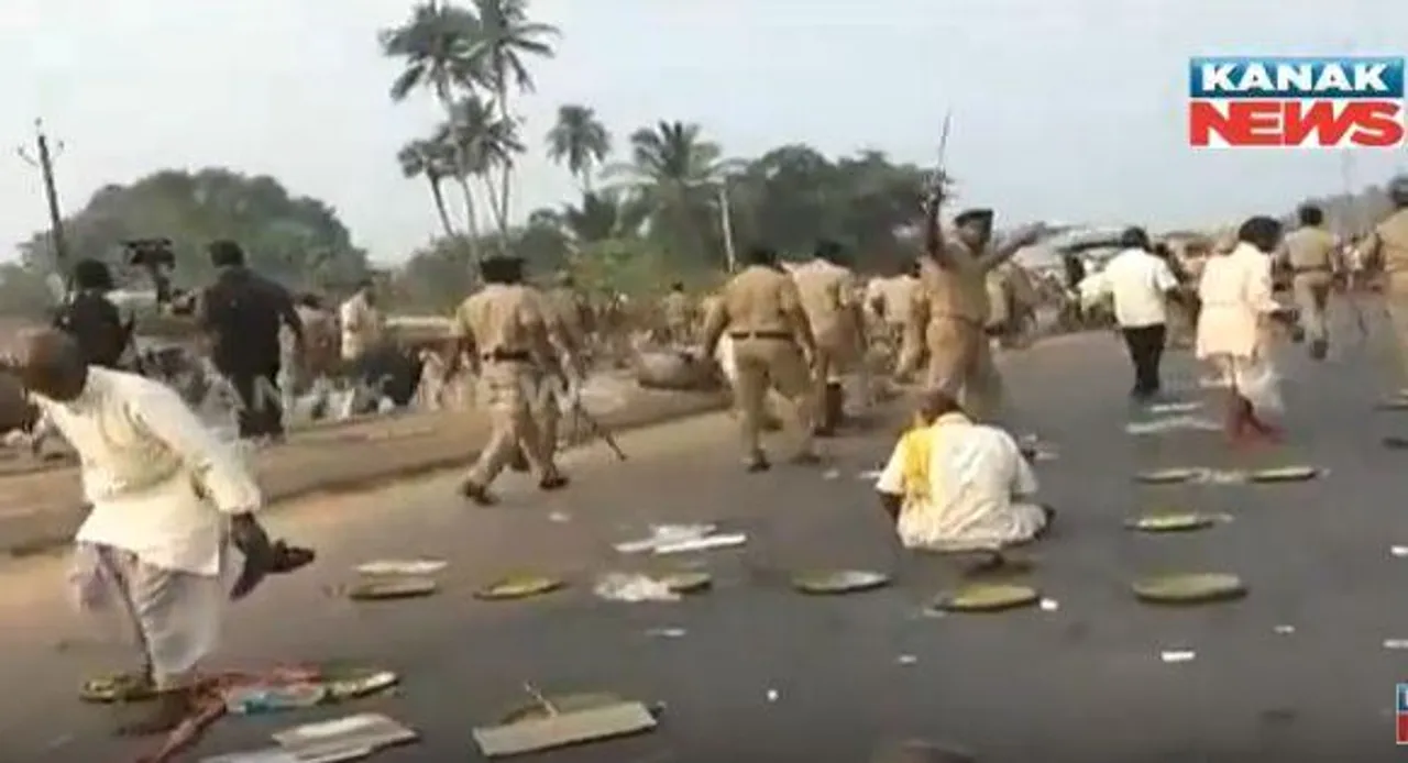  Police resorts to lathi charge on protesting farmers in Odisha