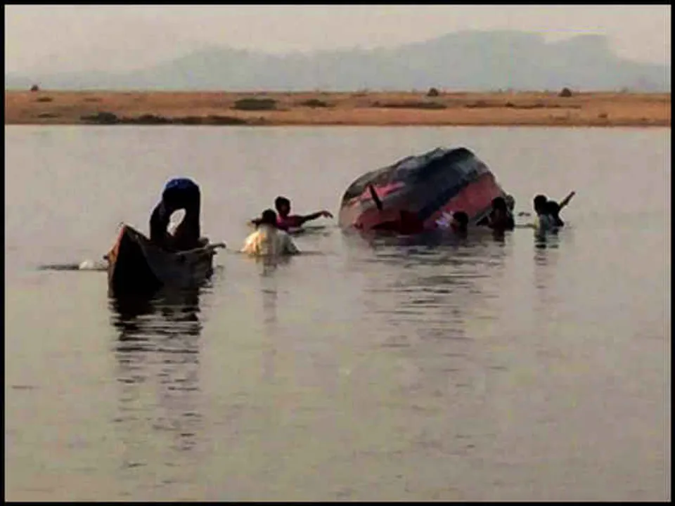  Boat capsizes in Mahanadi near Odisha’s Kantilo, narrow escape for 18