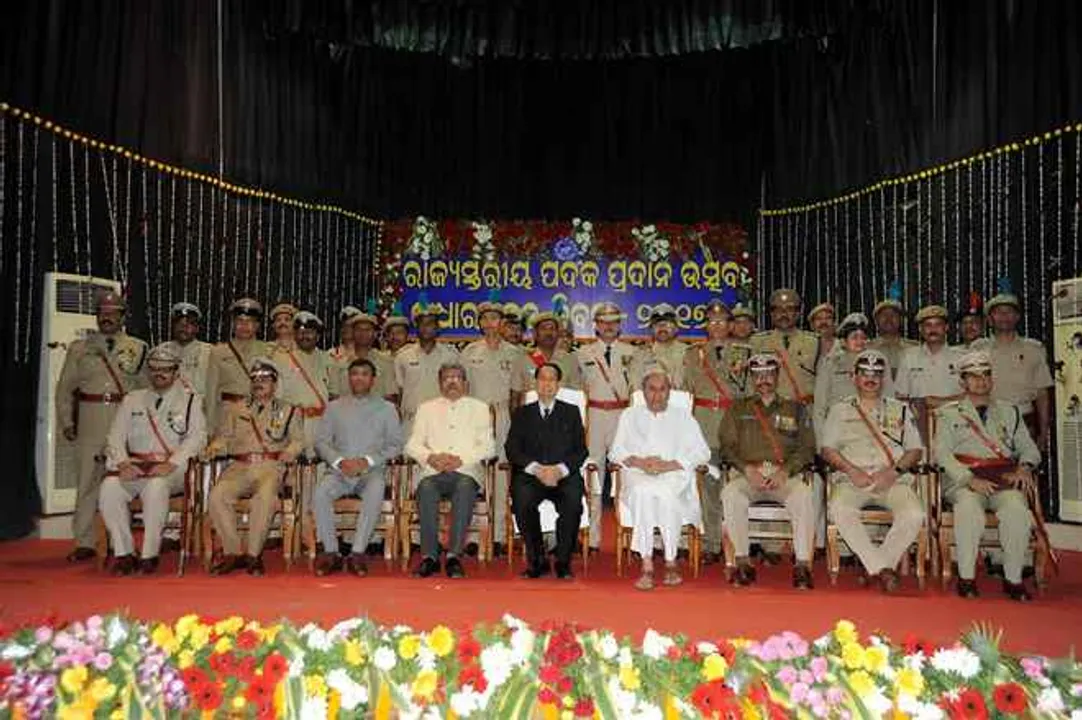  Odisha Guv bestows police medals on 16 personnel