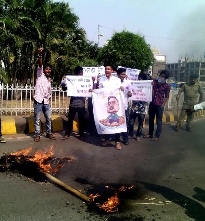  Activists’ burn effigy of Raman Singh in Odisha capital