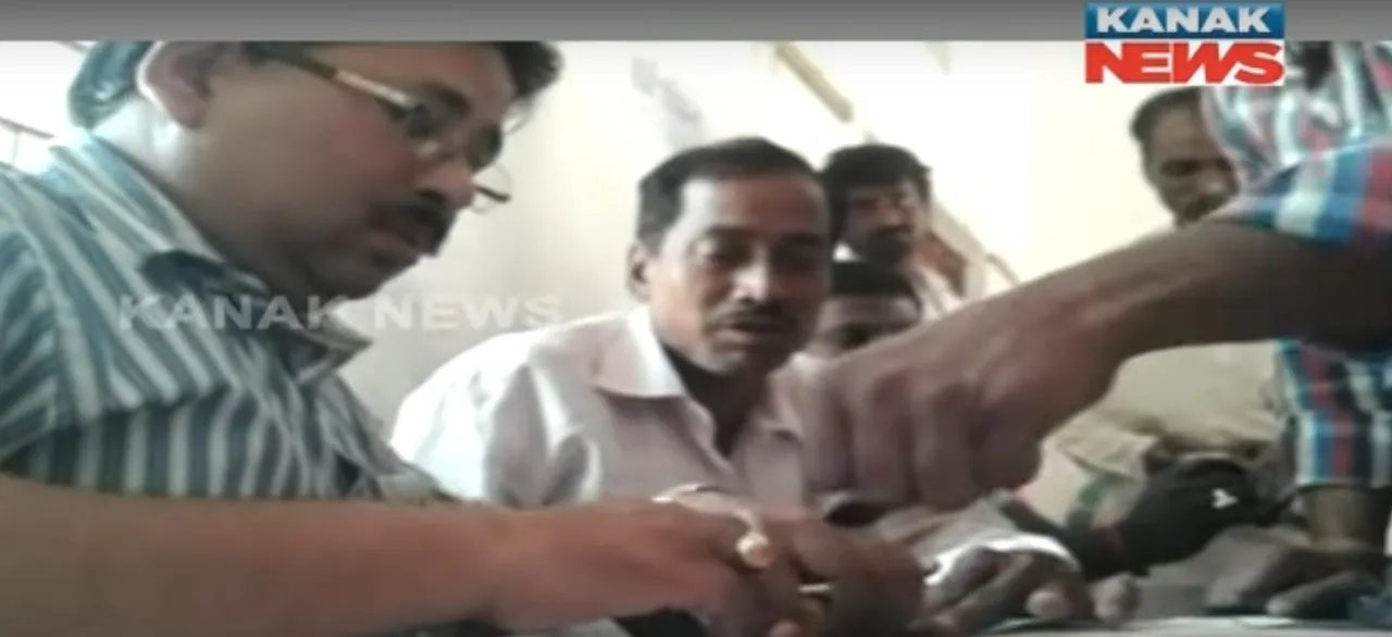  Booth rigging during Odisha Panchayat polls caught on camera!