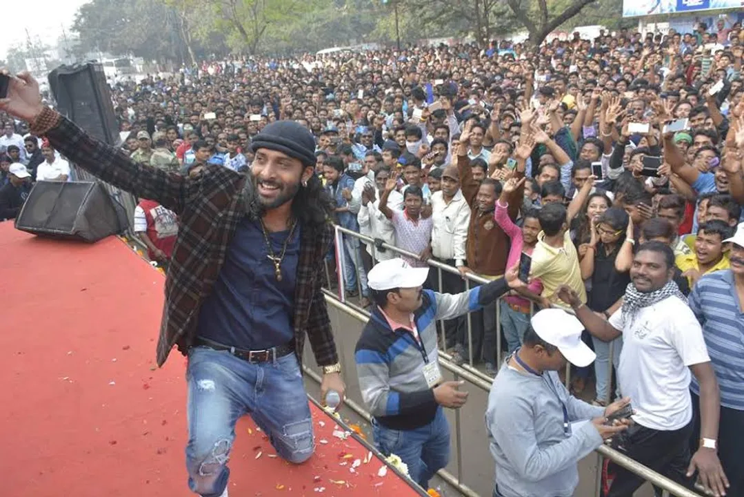  Audience shake legs to Ruturaj’s songs at Patha Utsav in Odisha capital