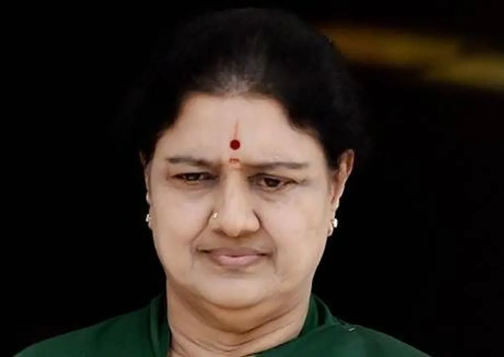  Sasikala leaves for Bengaluru to surrender, FIR filed