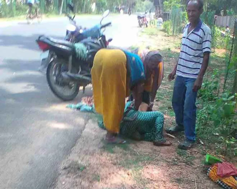  Woman delivers baby girl on roadside in Odisha, newborn dies