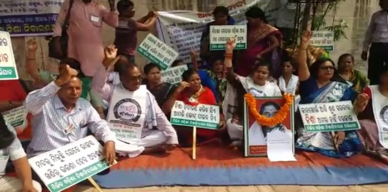  Protest staged in front of Odisha Excise Min res demanding total prohibition