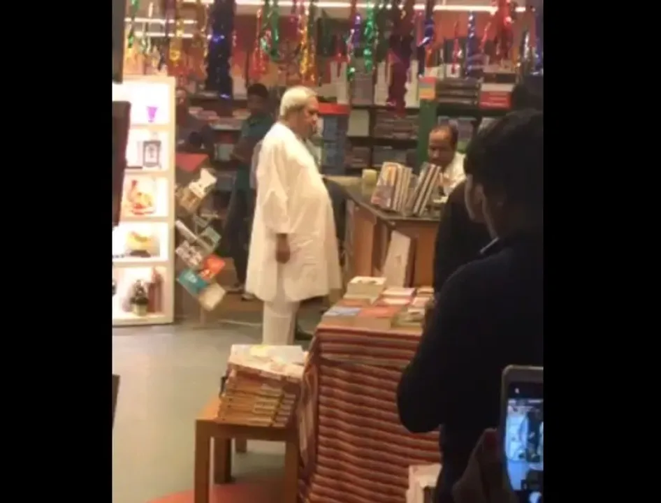  Odisha CM makes surprise appearance at bookstore in city mall