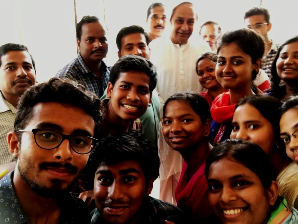  Odisha CM Naveen Patnaik poses for a selfie again!