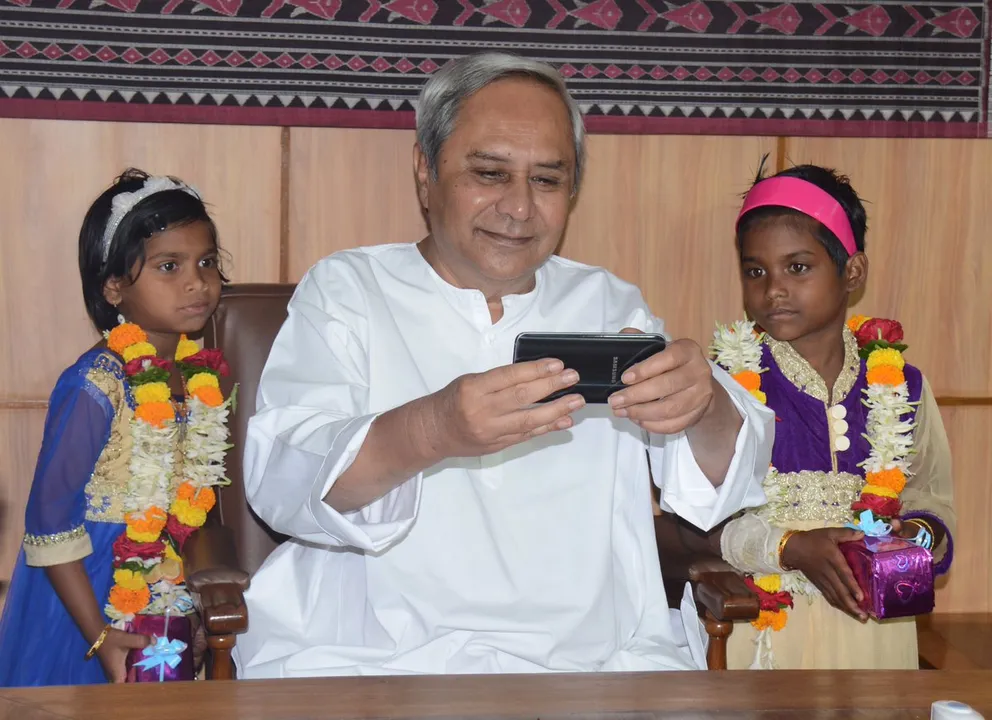  Odisha CM Naveen Patnaik felicitates braveheart, clicks selfie