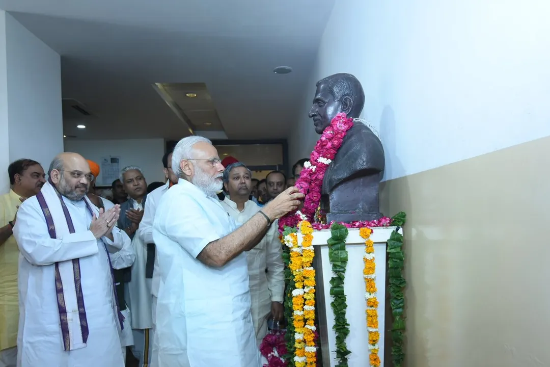  Pic. Courtesy:
twitter.com/narendramodi 