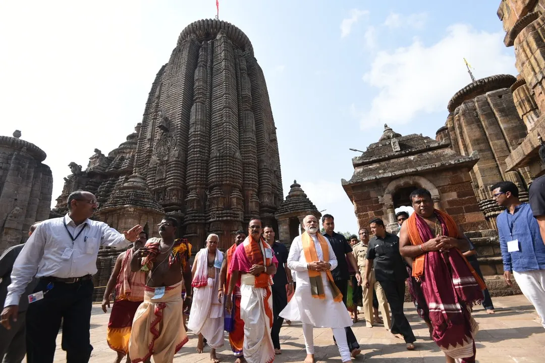  PM Modi visits Lingaraj temple in Odisha
