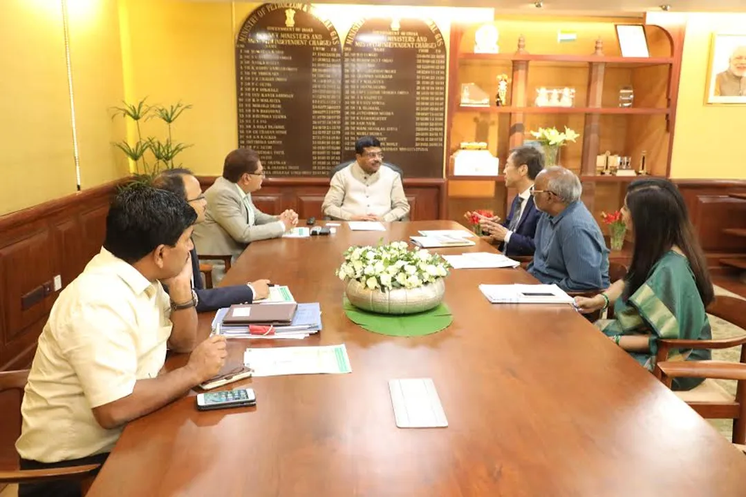  Pradhan discusses plans for conservation of Odisha's Chilika lake