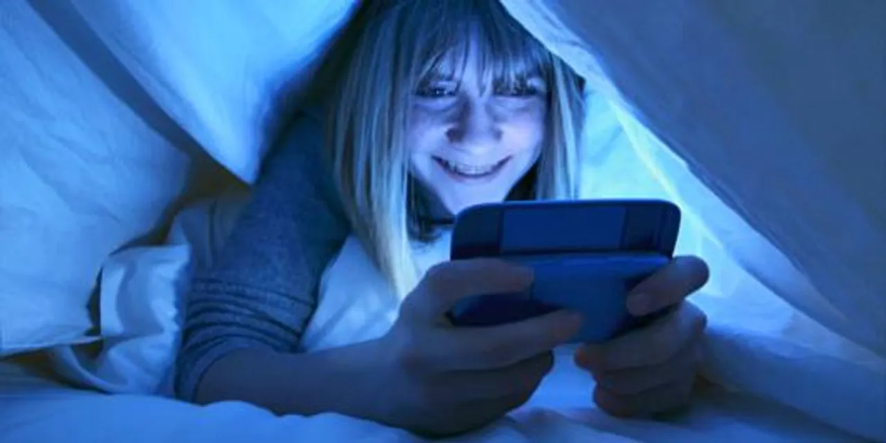  Late night mobile phone use makes teenagers depressed
