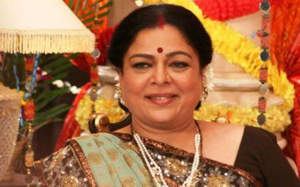  Reema Lagoo as snehalata 