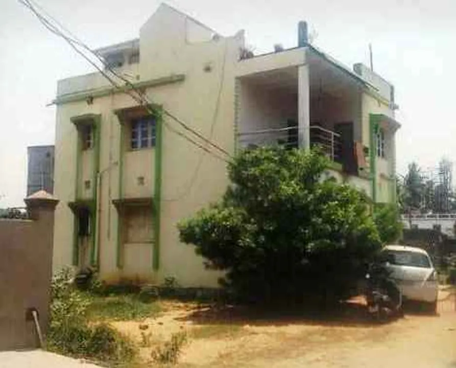  Robbers loot car, valuables locking couple inside room in Odisha capital