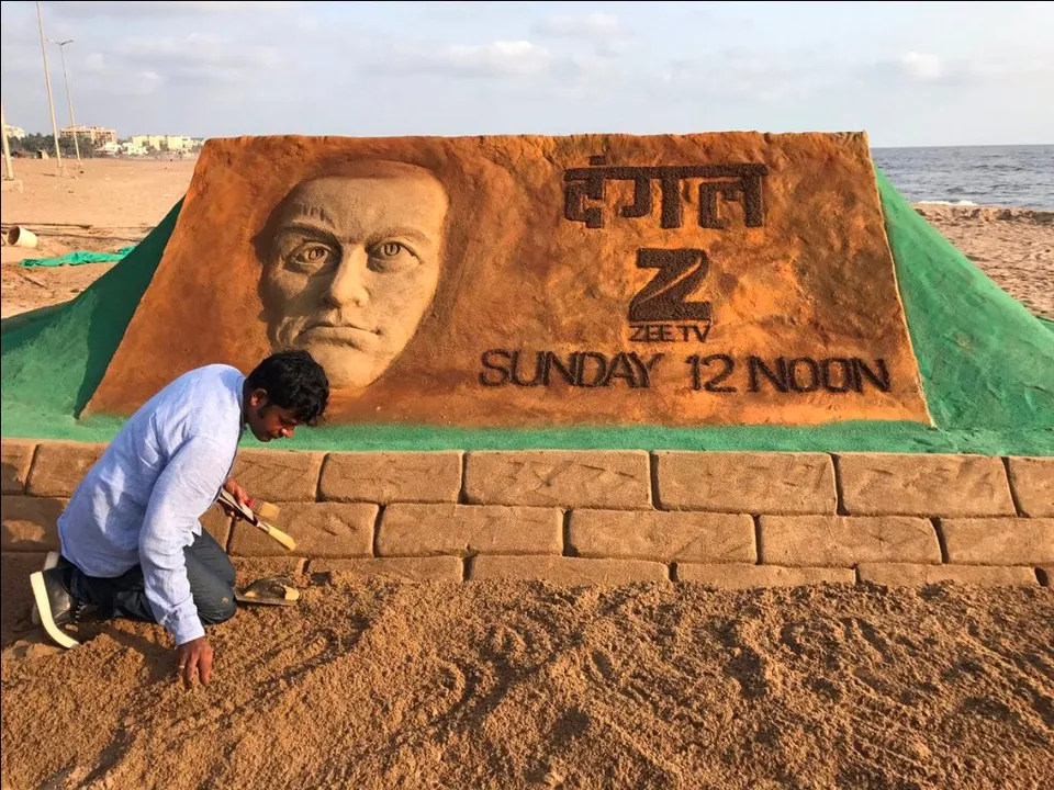  Odisha sand artist Sudarsan Pattnaik creates Aamir's 'Dangal' face