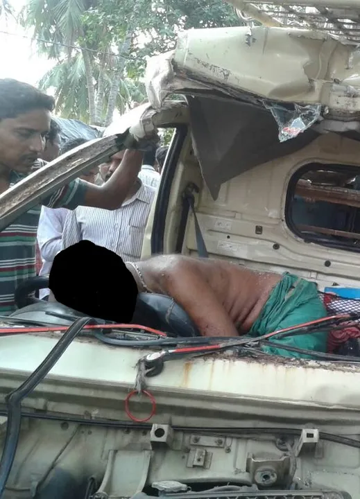  2 killed as pickup van rams into truck in Odisha