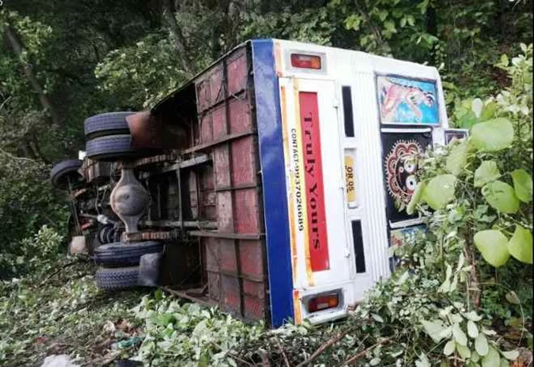  One killed, 40 injured as bus turns turtle near Charmal in Odisha