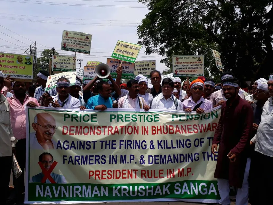  Death of farmers in MP: NKS stages demo in Odisha capital