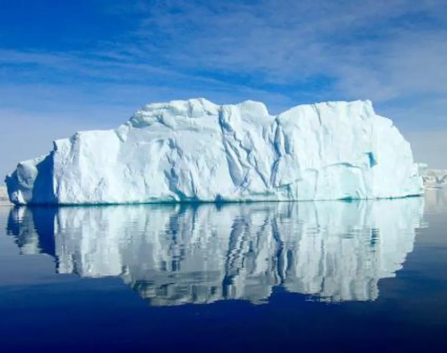  Huge iceberg on verge of breaking away from Antarctic shelf