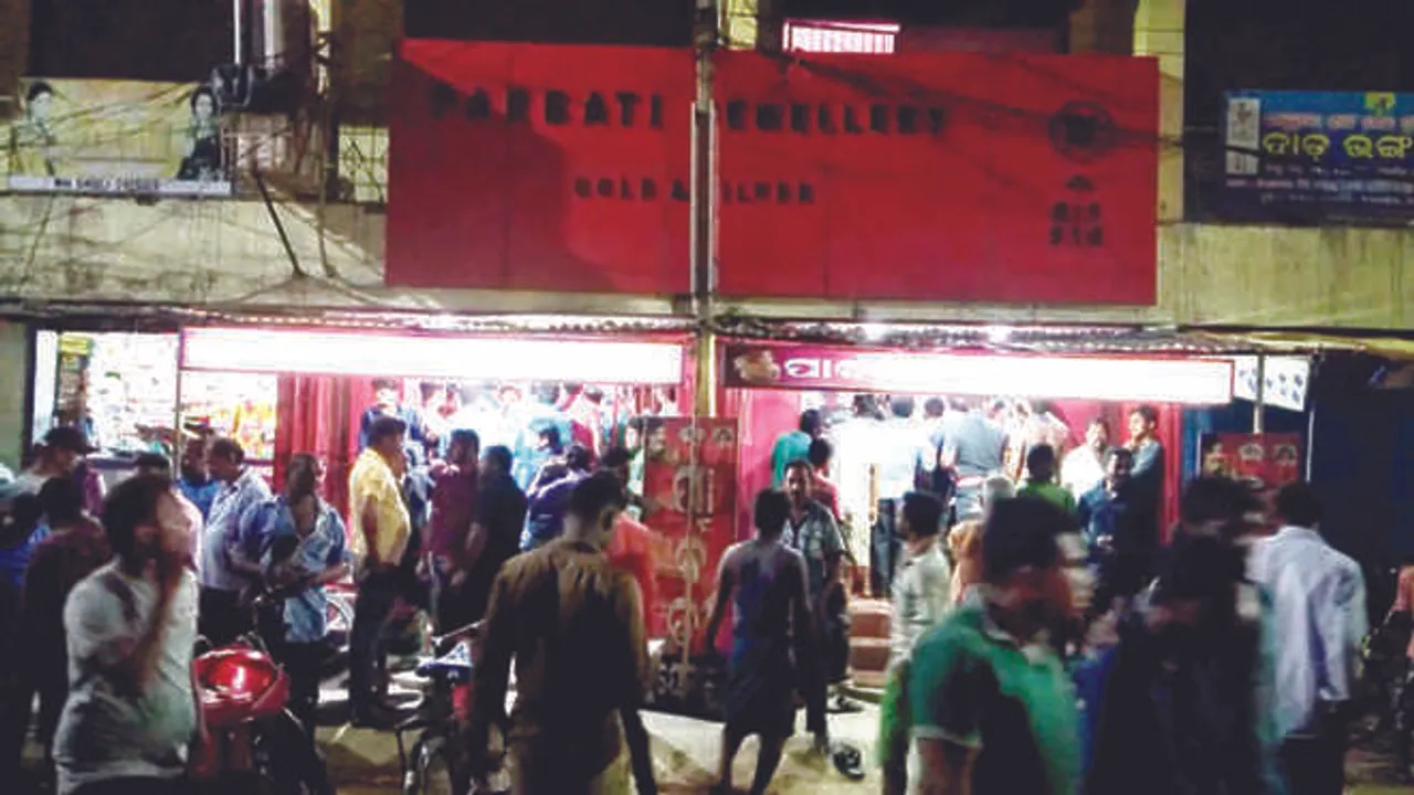  Jewellery shop looted by armed robbers in Odisha