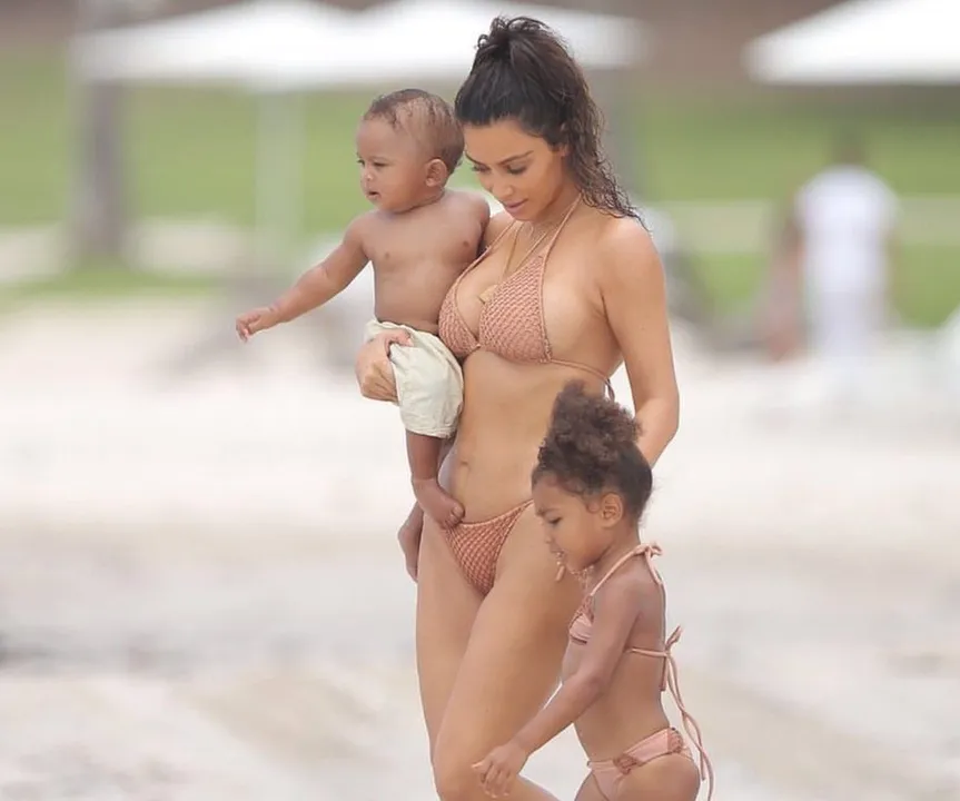  Kim Kardashian, Kanye hire surrogate for third child