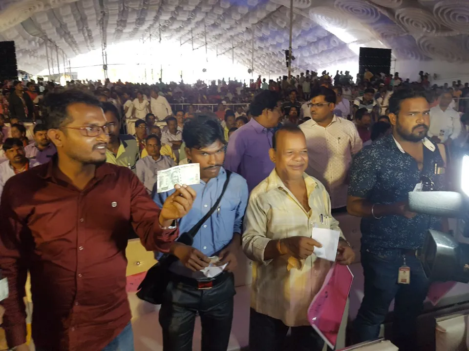  Alleged bribe found in media kits at Gadkari's meeting in Odisha!
