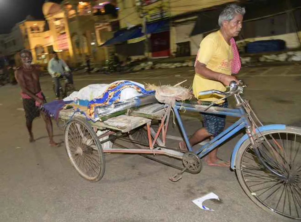  Mahaprayan failure: Man carries daughter's body on trolley rickshaw in Odisha