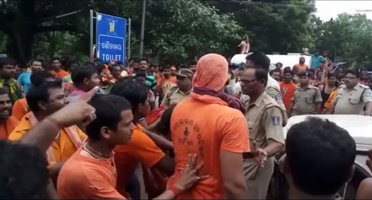 Bol Bam devotees, servitors face-off at Lokanath temple in Odisha