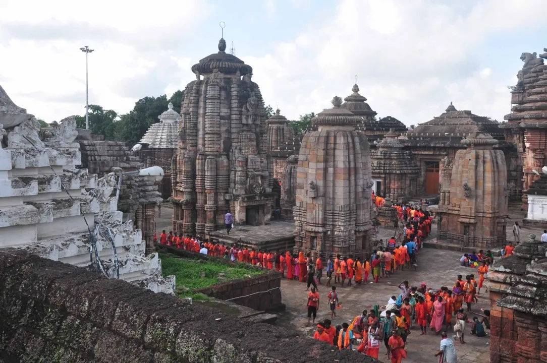  Thousands Kaudias in queue with holy water to offer at Lingaraj temple in Odisha capital