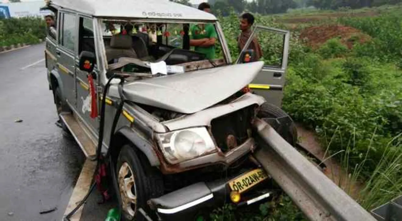  Two killed, six injured in road mishap in Odisha's Pipili