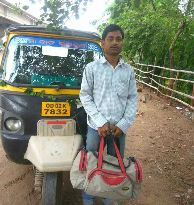  Honest auto rickshaw driver returns cash, bag to passenger in Odisha