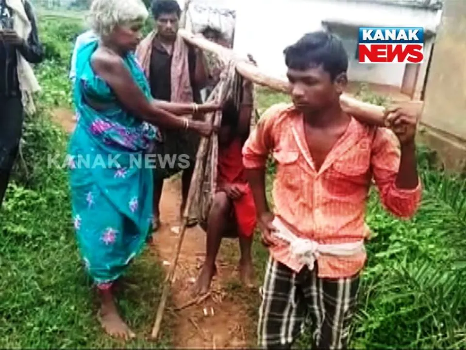  Odisha pregnant woman carried in sling as ambulance fails to turn up; child dies