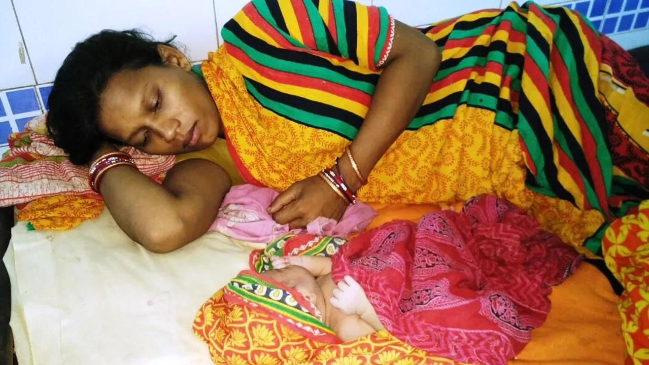  Ambulance failure: Woman delivers baby near hospital gate in Odisha