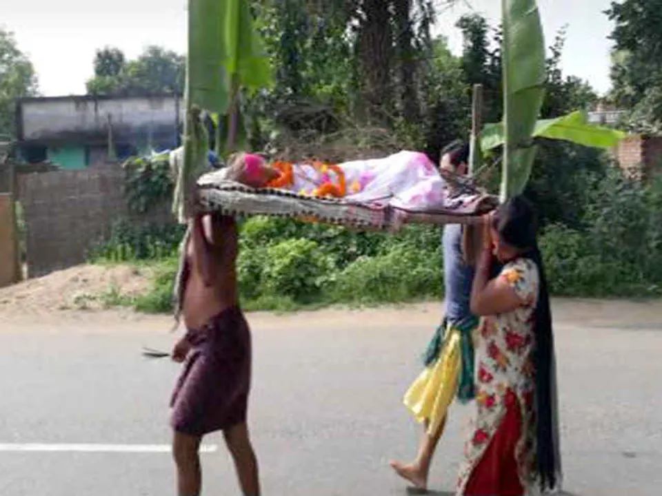  Death of humanity: Daughter lends shoulder to father's body for funeral in Odisha
