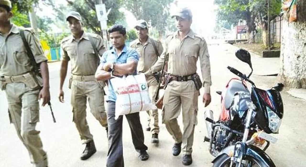  Undertrial prisoner forced to walk in handcuffs in Odisha