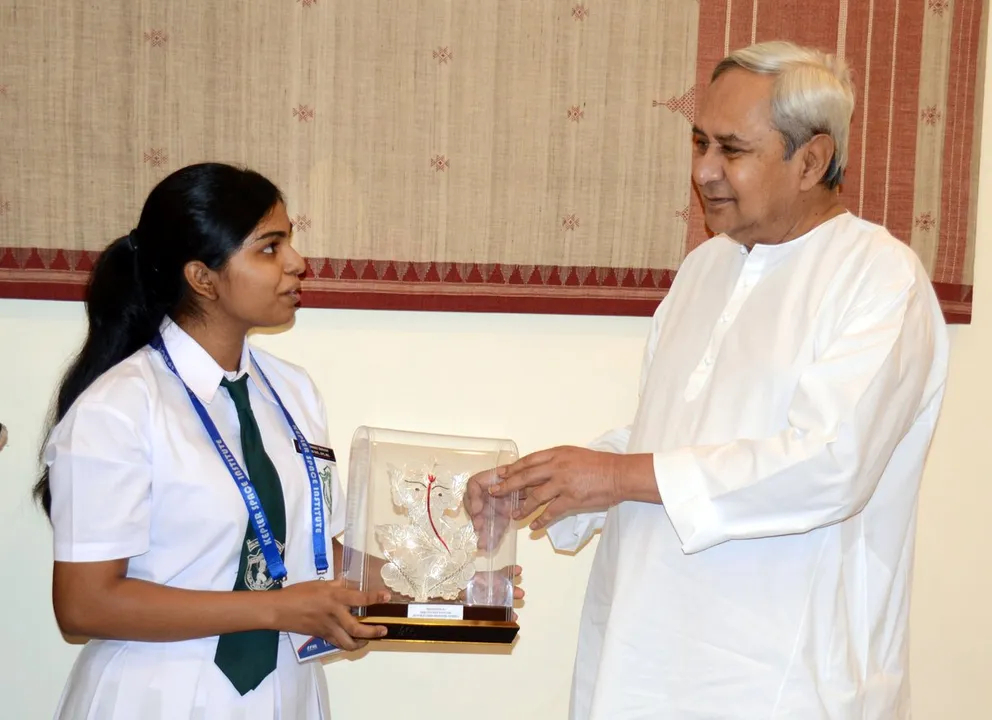  Odisha CM Naveen Patnaik felicitates NASA award winner