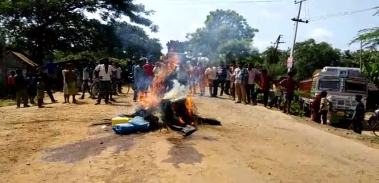  Women ransack illegal liquor shop, thrash trader in Odisha