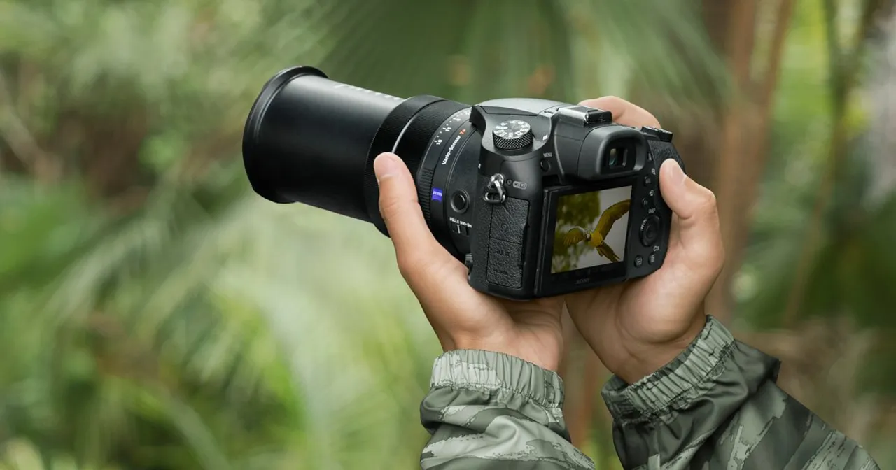  Sony unveils RX10 IV camera with world's fastest auto focus