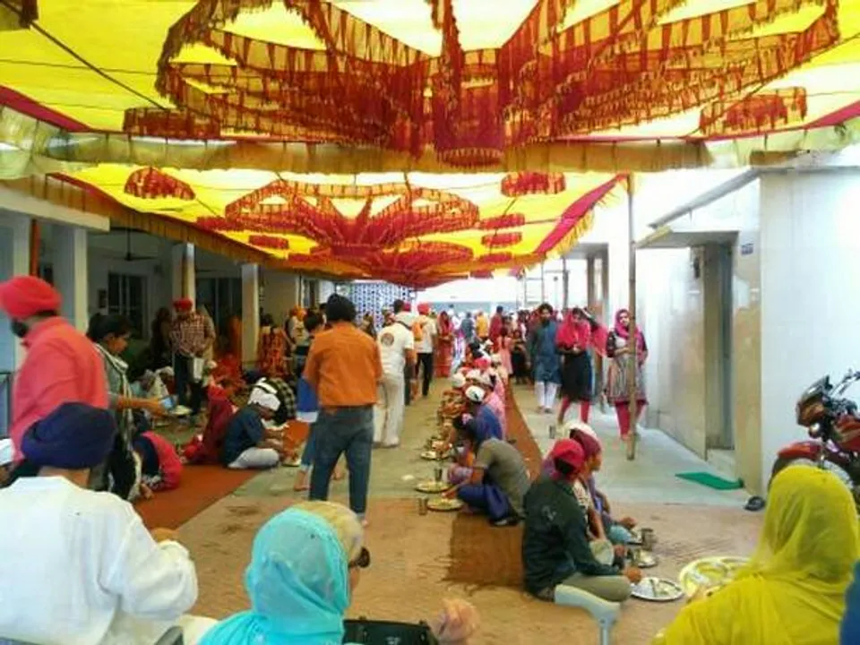  People relish langar at Gurudwara Singh Sabha