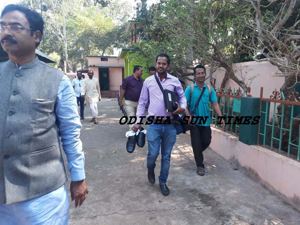  Shocking! Union Minister Jual Oram’s PA carries his shoes