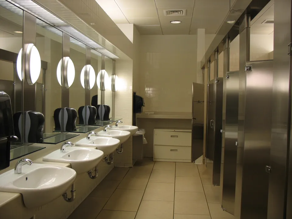  How to avoid infections after using public toilet
