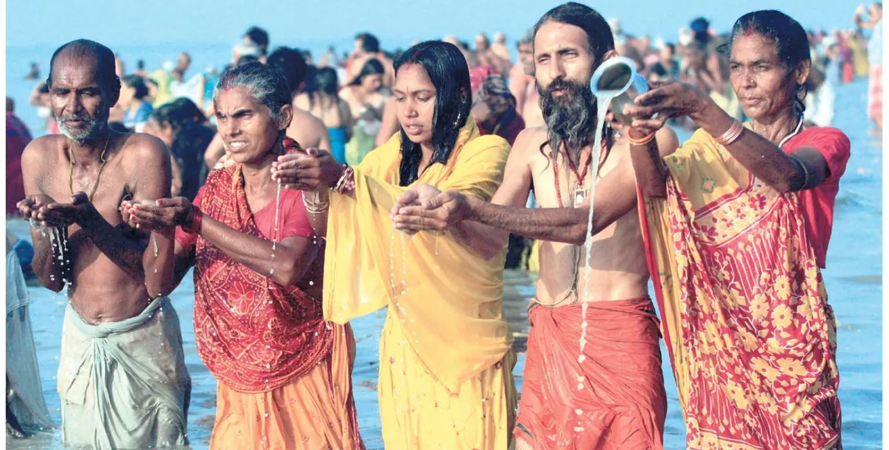  Prayers, holy dips mark Makar Sankranti in Odisha