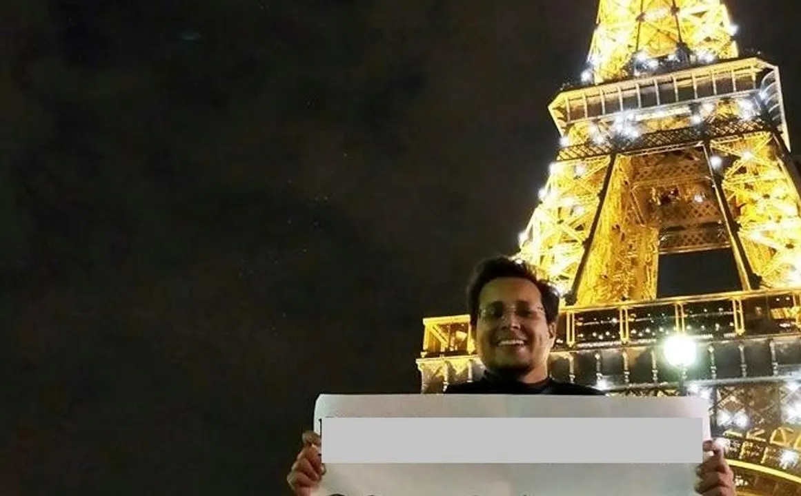  This hilarious post of Odisha youth at Eiffel Tower takes Rasagola tug-of-war to another level!