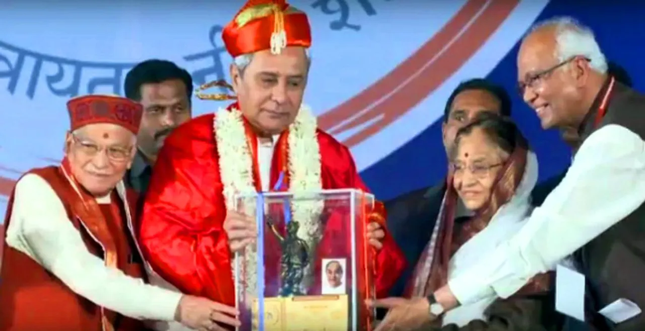  Naveen receives Ideal CM Award in Pune, dedicates to Odisha people
