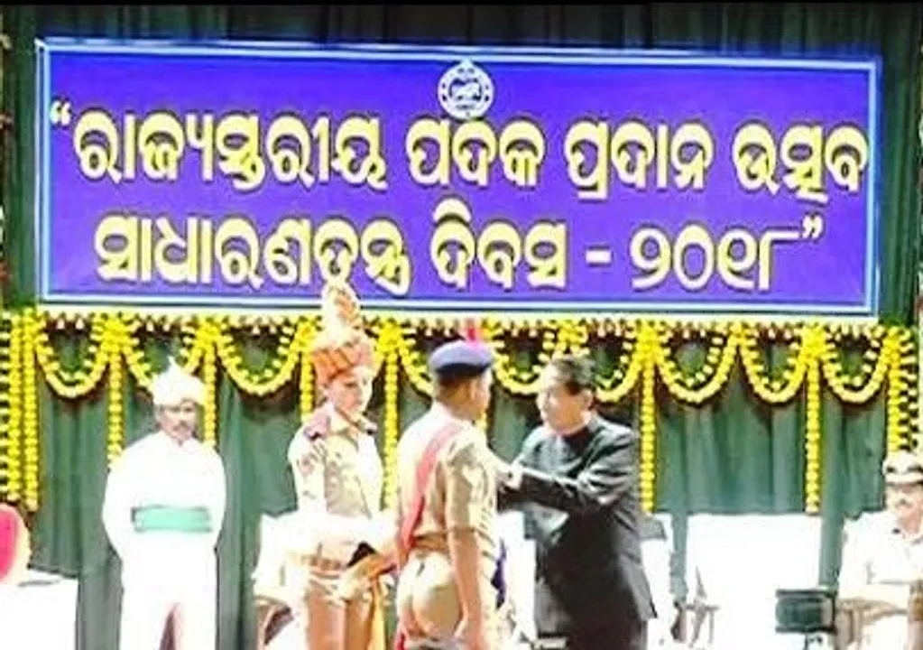  Odisha Guv decorates 44 cops with medals on Republic Day